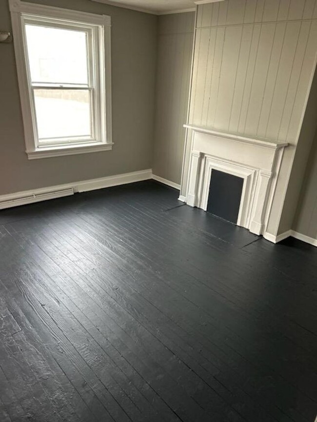 Building Photo - 4 bedroom 1 bath fully renovated duplex av...