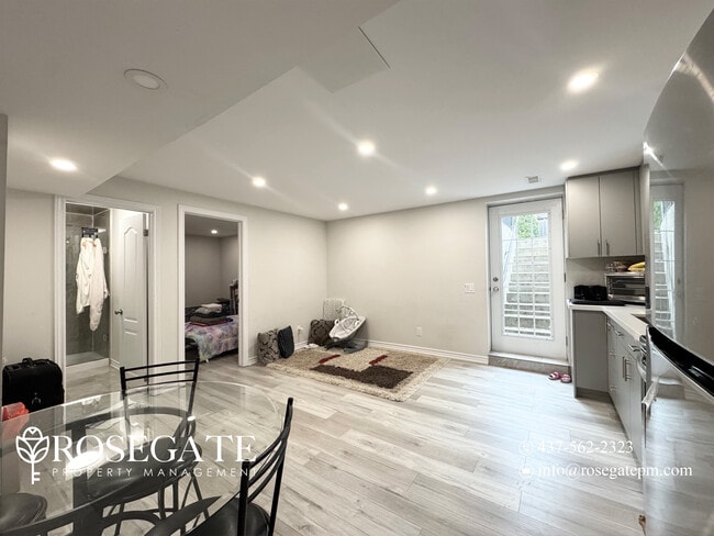 Building Photo - Cozy 2 Bed 1 Bath Apartment with Parking