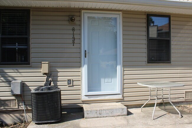 Foto del edificio - Updated Town Home In Park Hill School Dist...