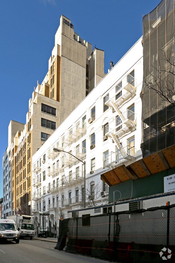 Foto del edificio - 325 W 52nd St