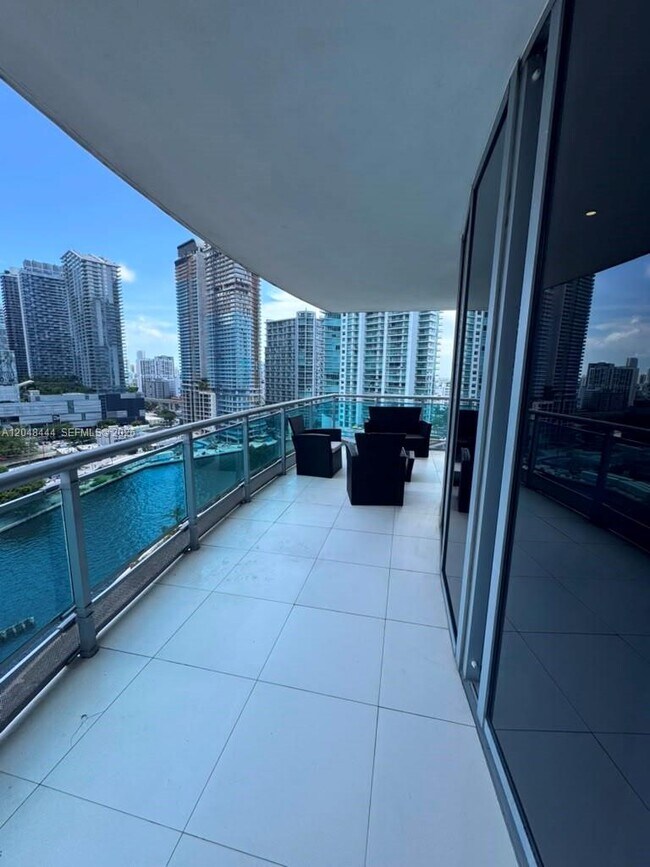 Foto del edificio - 350 S Miami Ave
