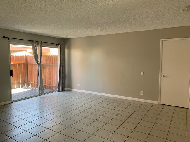 Building Photo - 2300 Vanderbilt Ln