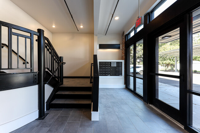 Building Photo - 400 N River St