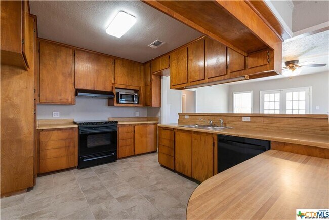 Building Photo - 609 S Pecan Ave