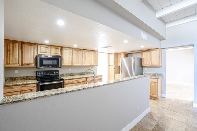 Foto del edificio - Spacious 3 Bedroom Townhouse