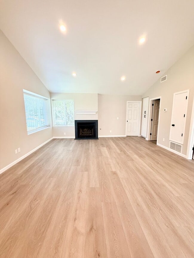 Building Photo - Beautifully Renovated 2 Bed, 2 Bath Condo for Rent