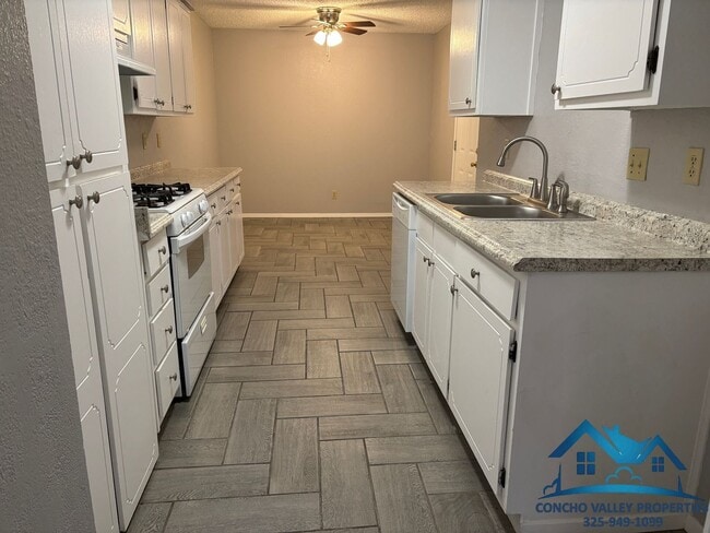 Building Photo - 1231 Rita Cir