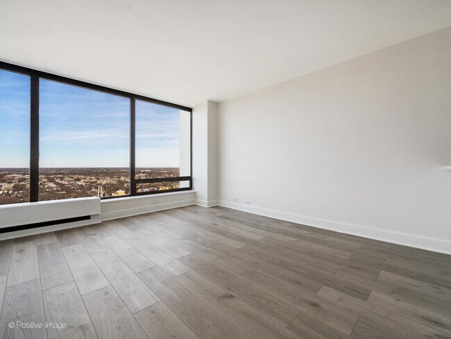 Building Photo - 5445 N Sheridan Rd