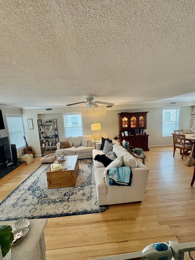 Building Photo - 2300 Bergen Ct
