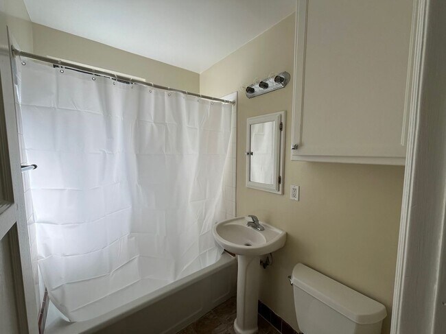 Foto del edificio - 126 N Maple St