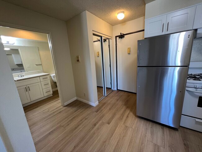 Entrada con armario para abrigos - 504 Normandie Ave