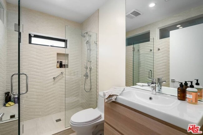 Foto del edificio - 939 N Beverly Glen Blvd