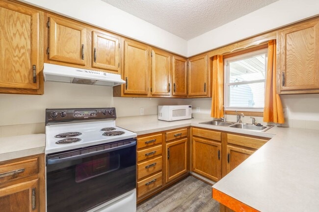 Building Photo - Beautiful 2 Bedroom, 2 Bathroom Townhouse ...