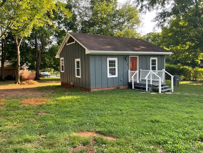 Building Photo - 416 Hillmont Dr NW