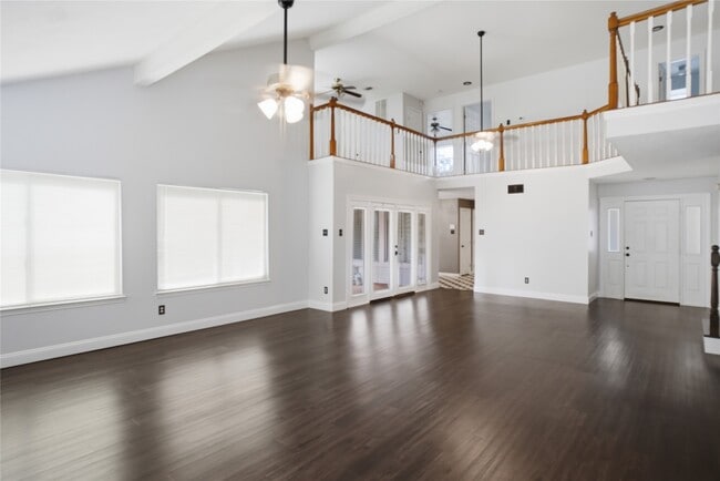 Building Photo - 3223 S Briar Knoll Dr