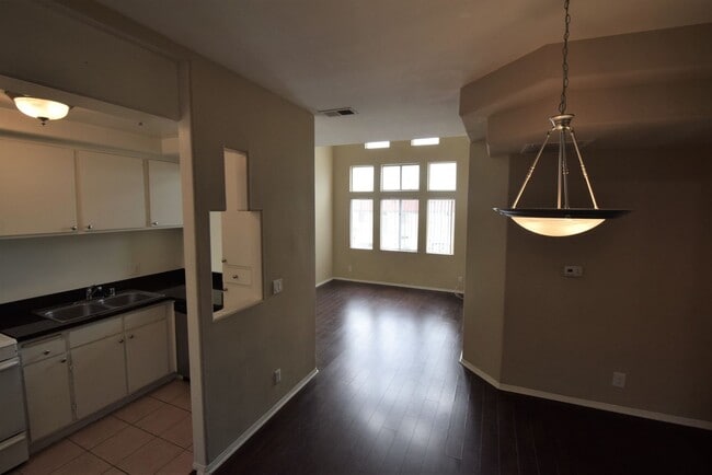 Building Photo - 425 N Alvarado St