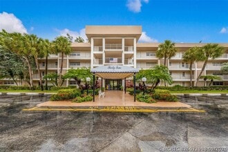 Building Photo - 3051 S Palm Aire Dr