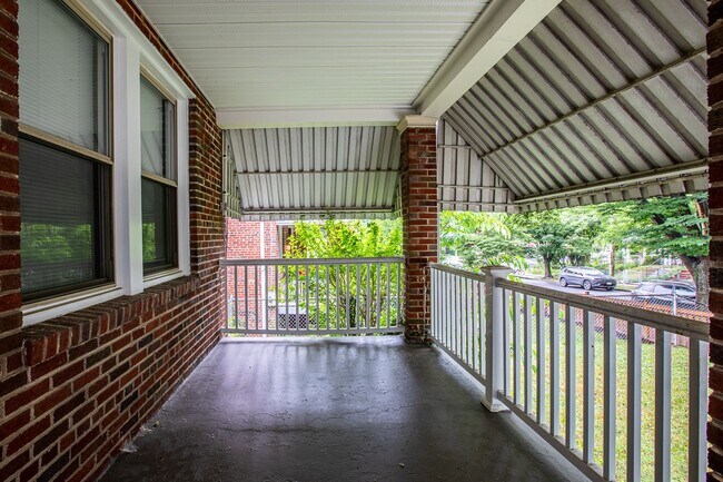 Foto del edificio - Charming 3 BR/3 BA Semi-Detached Home in F...