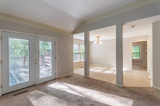Building Photo - 3 bd/2bth w/fenced in yard, 15 min from do...