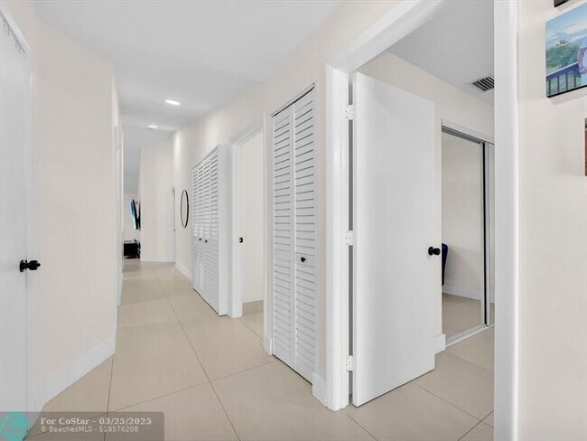 Foto del edificio - 9779 NW 76th Ct