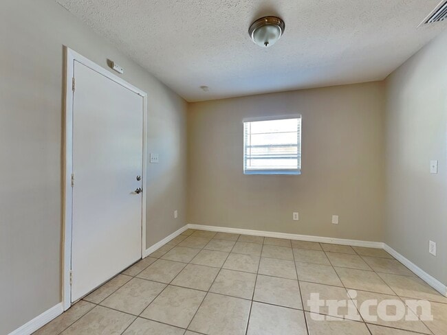 Building Photo - 1928 W Clinton St