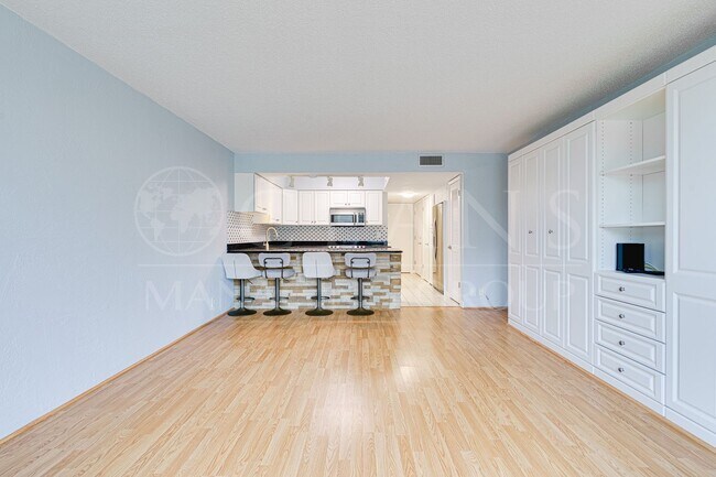 Foto del edificio - Charming Beachside 1-Bedroom Condo – Available Now