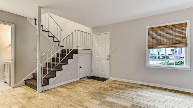 Foto del edificio - Charming Town Home Available August 12th.