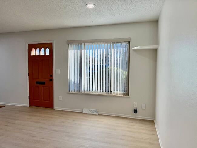 Building Photo - 408 E Thunderbird Dr