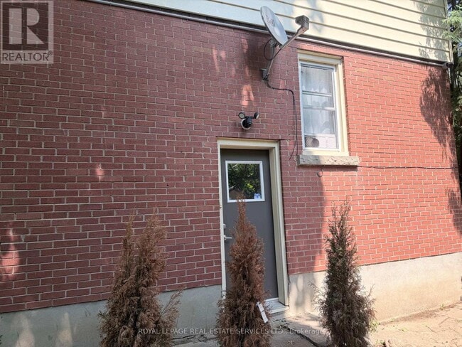 Building Photo - 302 Maple Ave