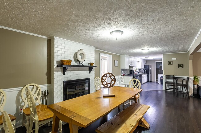 Building Photo - 6207 Moss Dr