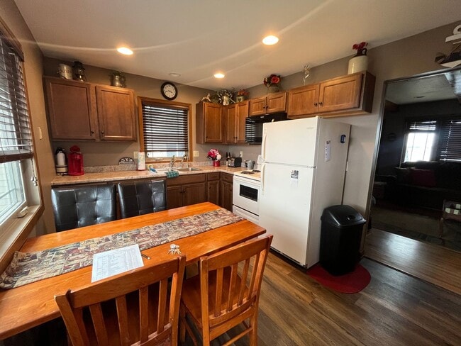 Building Photo - Fully Furnished Lake Home Available Sept. ...