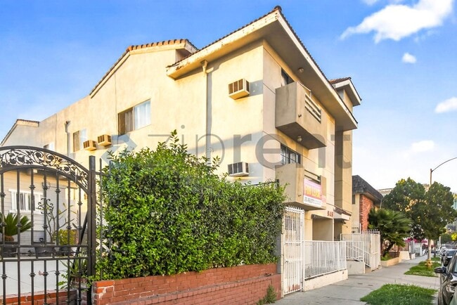 Building Photo - Unit 204