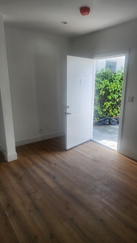 Foto principal - 6067 Comey Ave