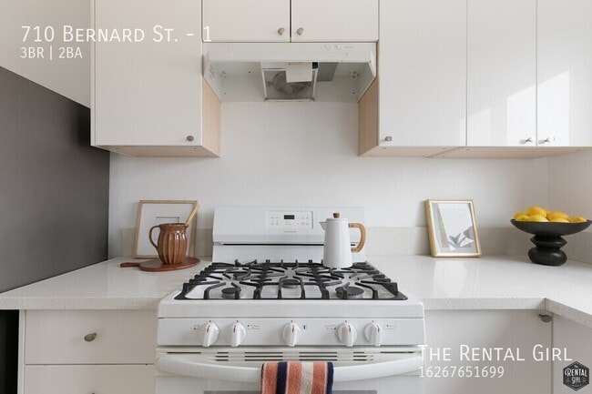 Foto del edificio - 710 Bernard St