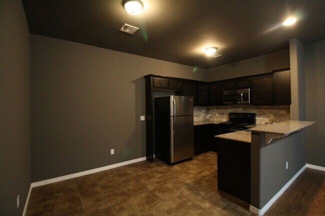 Building Photo - 3 bed, 2 Bath Yukon Duplex in Gated Community