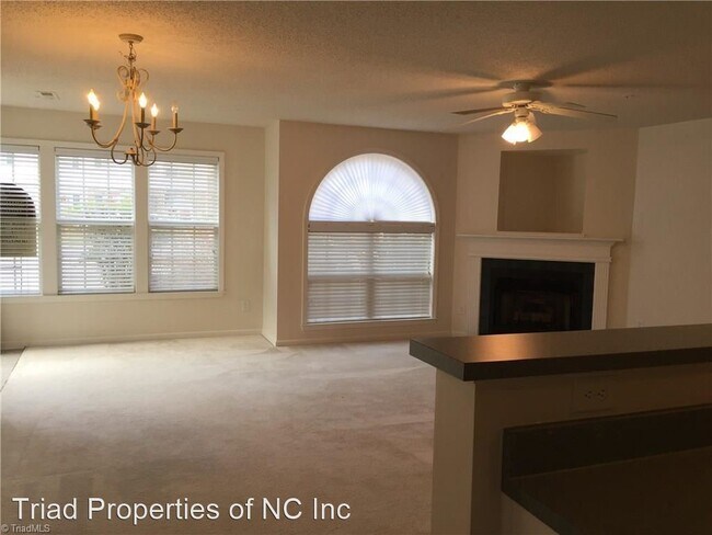 Foto del edificio - 2 br, 2 bath House - 133 James Rd. #1D