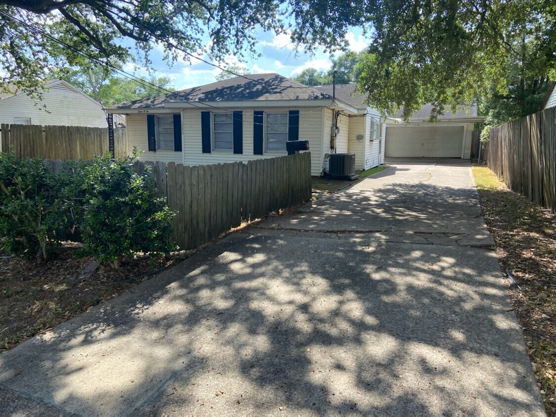 Primary Photo - 1202 McArthur Dr