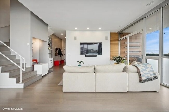 Building Photo - 2157 W Division St