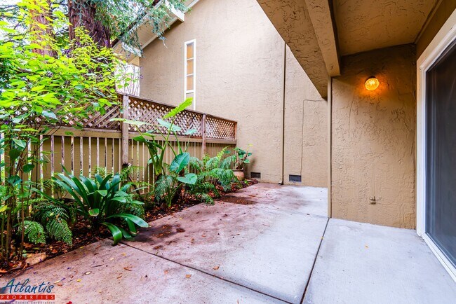 Foto del edificio - Pueblo De Los Gatos | Garage | Desirable L...