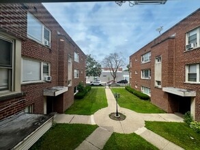 Building Photo - 2409 W Jarvis Ave