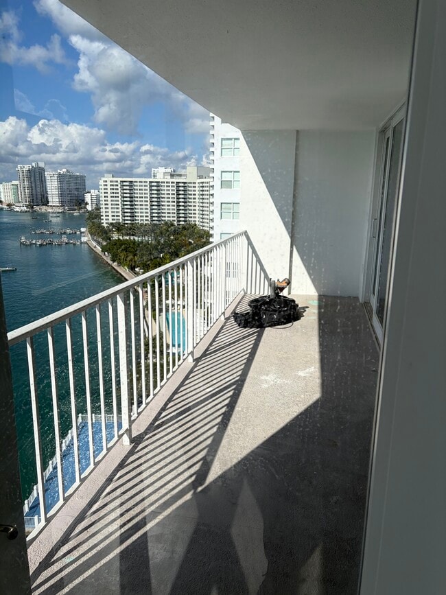 Building Photo - 1228 West Ave