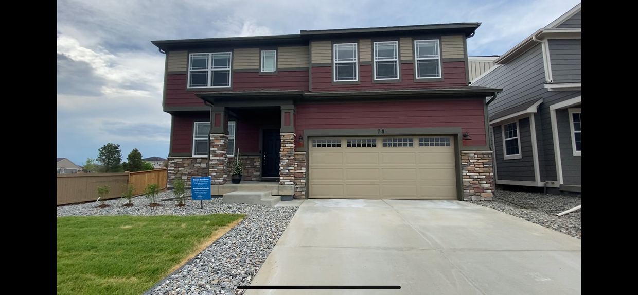 Foto principal - Don't Miss This Stunning 4 Bed/2.5 Bath Ho...