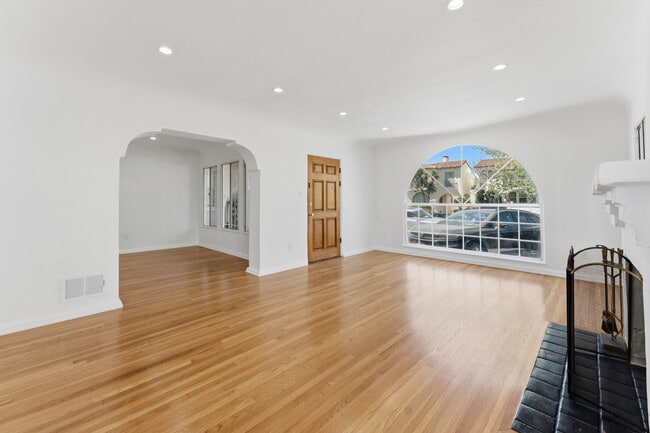 Building Photo - 824 S Holt Ave