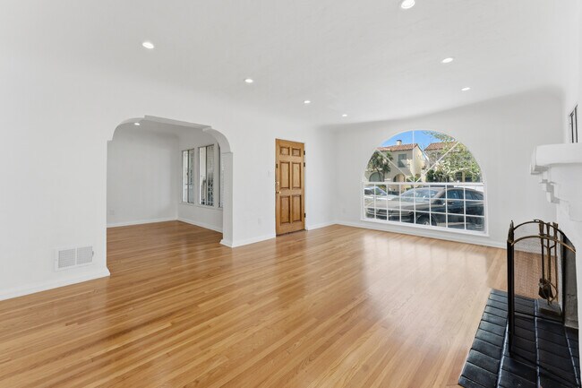 Foto del edificio - 824 S Holt Ave