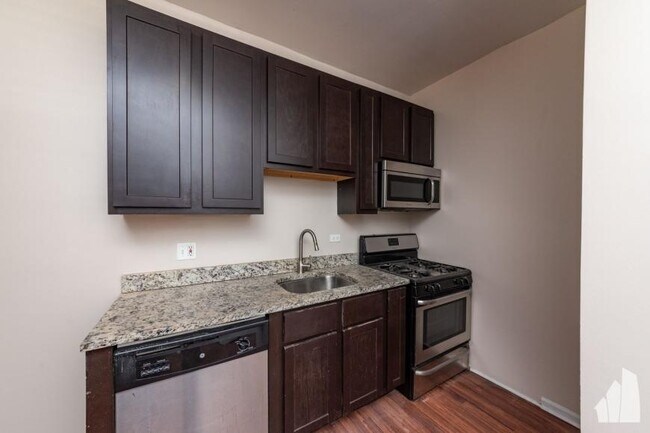Building Photo - 2 bedroom in Chicago IL 60625