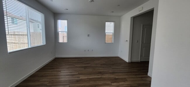 Building Photo - Beautiful Brand New 3 Bedroom Home in Elk Grove