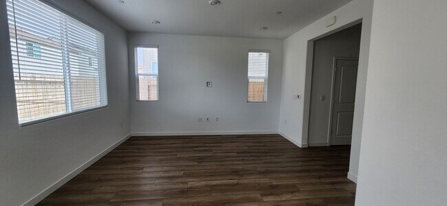 Foto del edificio - Beautiful Brand New 3 Bedroom Home in Elk Grove
