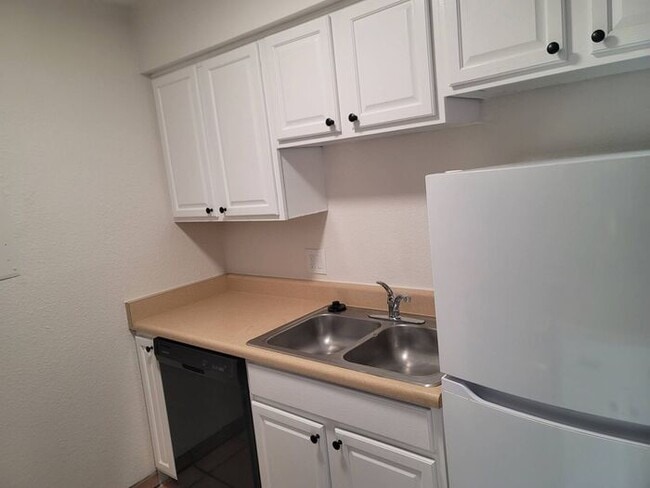 Building Photo - 1/2 MONTH FREE ON 12 MONTH LEASE AND MOVE ...
