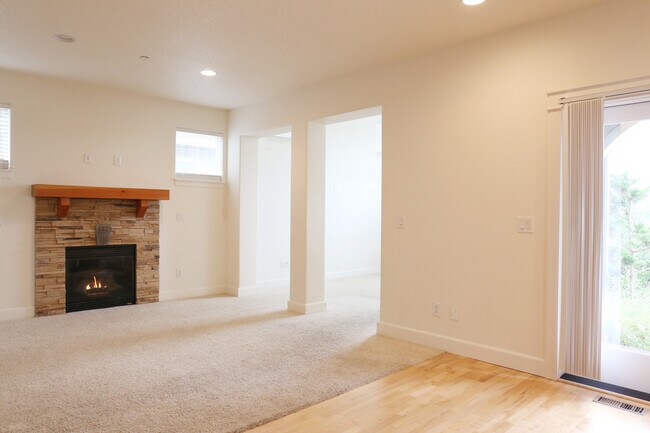 Foto del edificio - 3544 NE Franklin Loop