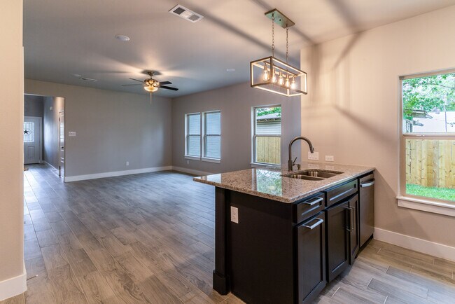 Building Photo - 310 Ditto Ave